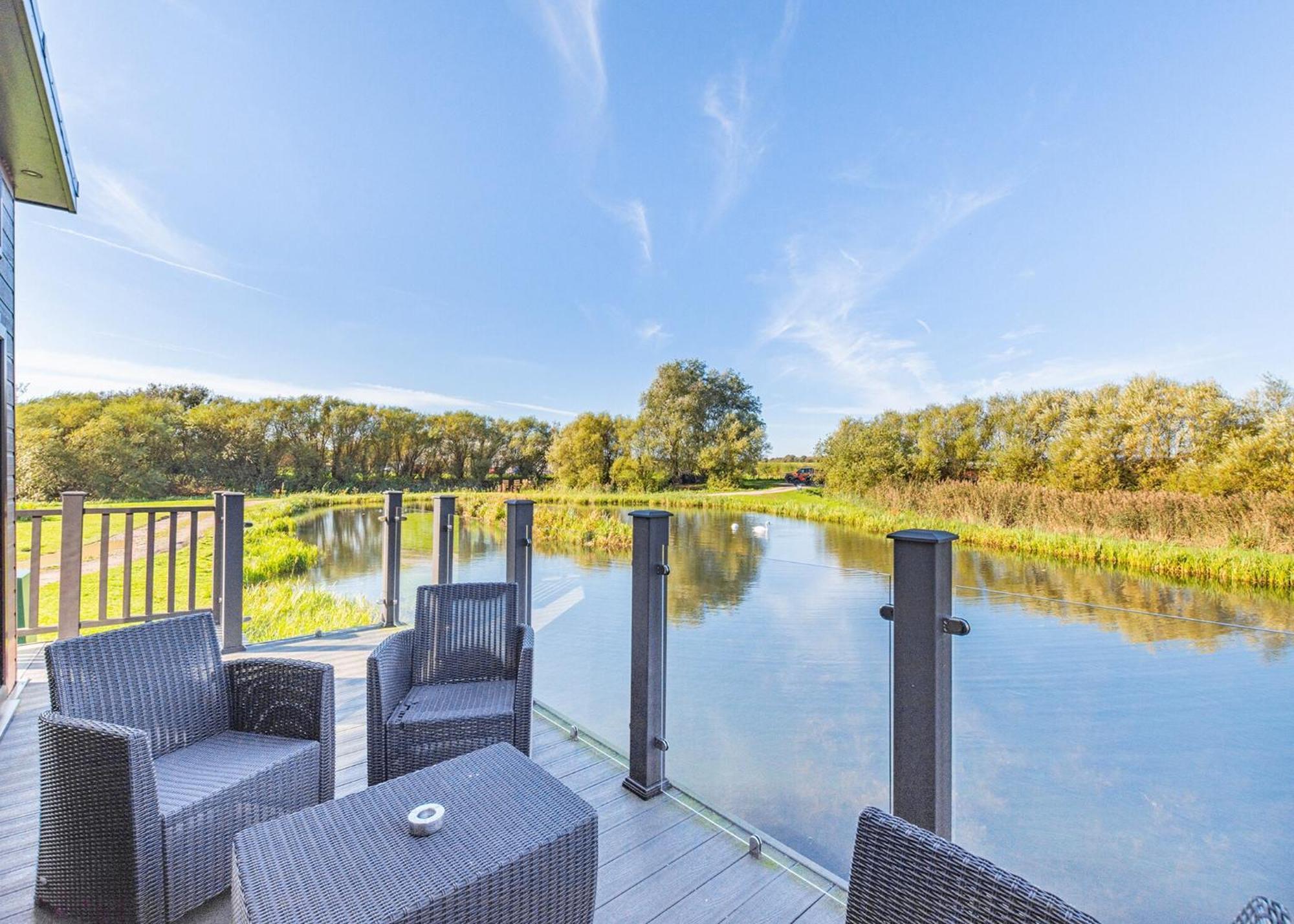 Waterside Hambleton Lakeside Lodges Poulton-le-Fylde Oda fotoğraf