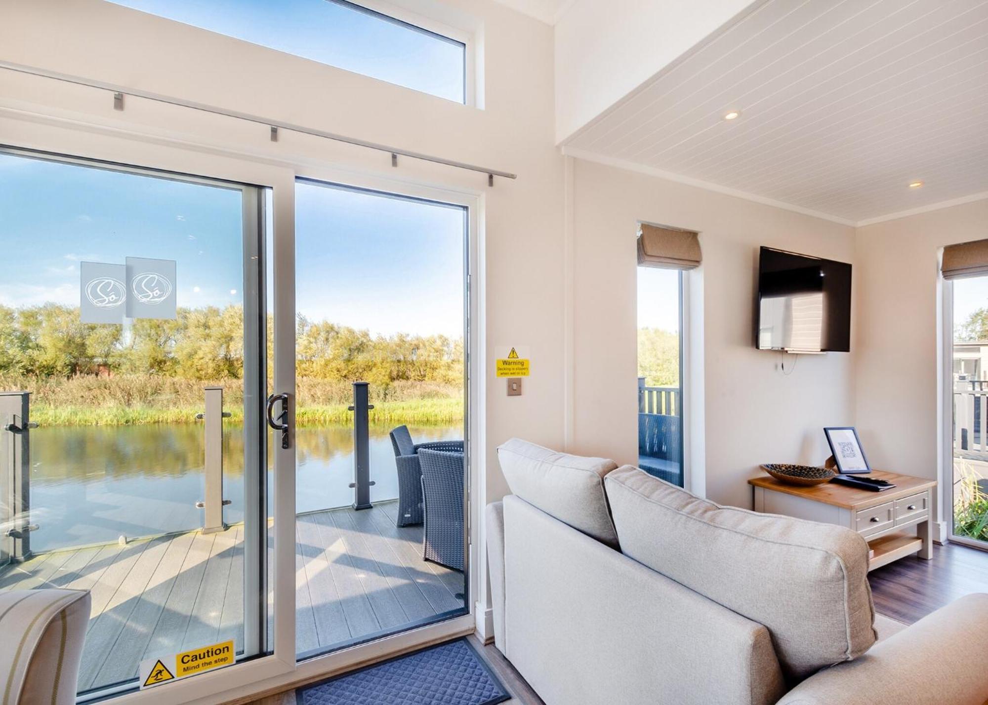 Waterside Hambleton Lakeside Lodges Poulton-le-Fylde Oda fotoğraf